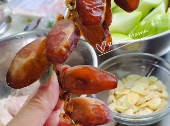 step1: 點解要用【椰棗】唔用【蜜棗】？

椰棗不含人造糖，比含糖漬製成的蜜棗更加健康，就連糖尿病人也適合食用架。

大概3至4粒就可以代替2粒蜜棗。兩種味道係唔同架，湯加入椰棗，味道會比較清甜，無咗蜜棗嗰種「膩口」嘅感覺。