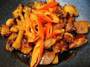 step7: 待汁收得差不多時再放入紅尖椒翻炒。