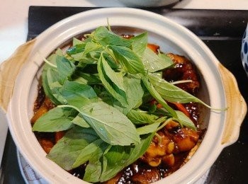 step9: 將Step 7的放入砂鍋中，此時會聽到砂鍋會發出好治癒的"哧哧"聲，熄火，並加入九層塔，蓋上鍋蓋燜10秒即可。