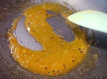 step9: 煮至略收乾，淋上已擺盤的魚柳條上便可享用。