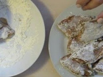 step4: 預熱焗爐180度, 準備2隻碟, 其中一隻放入5湯匙麵粉, 將<a href="https://bit.ly/3zHU5V3" target="_blank" data-keyword="雞翼" class="guide-link"><strong>雞翼</strong></a> <span style="display:inline-block;vertical-align:middle;margin-top:-3px;color:initial;border-radius:3px;padding:2px 3px;font-size:12px;line-height:14px;background:#87d300;color:#fff;">即買</span> 薄薄沾上麵粉後放另一碟備用, 全部上粉後放入焗爐180度每邊焗7-8分鐘