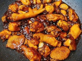 step6: 倒入黑金醬油和米酒拌炒，之後以大火煮滾，再煮至收汁/微微收乾濃稠 ，約10 分鐘。