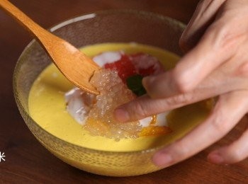 step5: 最後將所有<span class="group_1">食材</span>盛碗就完成了。