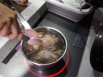 step1: 乳鴿解凍後先洗淨，掠乾
準備一鍋水，加入薑片煮沸
水煮沸後加入料酒，之後放入乳鴿，再煮沸後煮大概1-2分鐘(飛水)
之後拿出來再掠乾