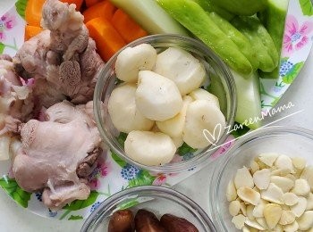 step2: 合掌瓜洗乾淨，切大件； 紅蘿蔔刨皮，切大件。
椰棗洗淨，南北杏浸水10分鐘。
馬碲去皮，<a href="https://bit.ly/3ANJVUp" target="_blank" data-keyword="豬展" class="guide-link"><strong>豬展</strong></a> <span style="display:inline-block;vertical-align:middle;margin-top:-3px;color:initial;border-radius:3px;padding:2px 3px;font-size:12px;line-height:14px;background:#87d300;color:#fff;">即買</span> 出水，再沖水。
將所有材料放大滾水煲2個鐘就得喇。