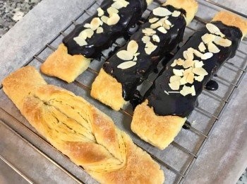 step20: 將巧克力醬淋在派司上，再撒上杏仁片；