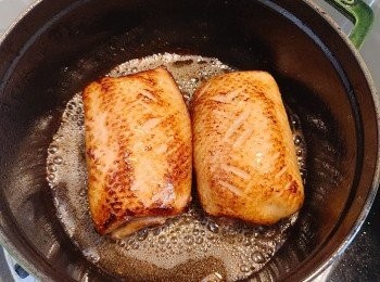 step4: 翻面再稍煎其餘一面，取出備用。