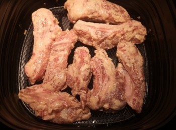 step3: 空氣炸鍋先用200度預熱3分鐘備用。將粟粉放入醃排骨的保鮮袋內，排骨和粟粉搖勻，需每條排骨都包裹粟粉，之後加入油份，再次將油和排骨搖勻，排骨不要看到乾粉，如有乾粉可加少許油摔勻乾粉。