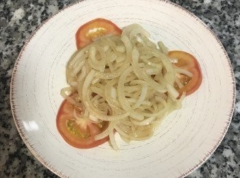 step8: 取出醋洋蔥，鋪在盤底；