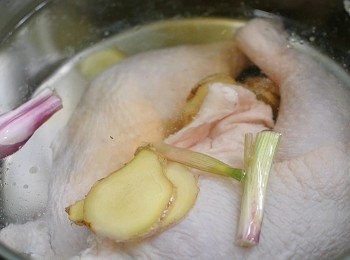 step1: 煲中加水,加雞脾,葱白,薑,料酒
大火煮滾後蓋上，轉小火煮15分鐘，熄火焗10分鐘