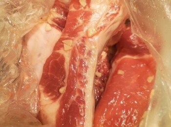 step1: 一字骨放入保鮮袋，用<span class="group_3">醃料</span>醃製時間一小時以上。