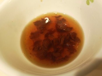 step2: 先用6湯匙熱水浸軟話梅，話梅浸軟後取出拆肉，話梅水加入話梅肉、蜜糖和生抽，攪勻備用。（每款話梅味道和大細不同，大粒裝可用兩粒，可自行調較自己的味道。）