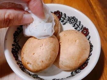 step8: 蘑菇盡量不要用水清洗，因吸了水的蘑菇變得霉爛軟淋，越炒越水。以免把香氣都沖掉，只要簡單用濕的廚紙擦拭表面塵土就好。