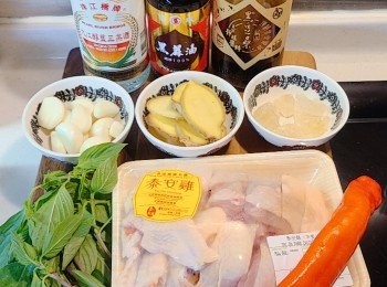 step1: 預備材料。泰安雞洗淨後抺乾。