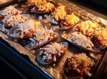 step5: 撒上適量碎芝士。放入預熱至攝氏200至220度的焗爐內焗約咗15-20分鐘，焗至芝士溶化及呈金黃色，取出上碟。