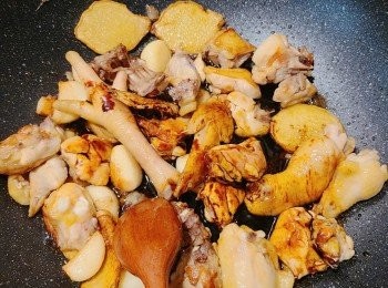 step5: 已煎的雞件放到鍋子裡翻炒。