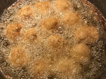 step7: 可用油炸或半煎炸的方式，將獅子頭炸熟定型；