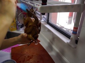 step5: 浸好的乳鴿拿出來排起，或下墊上砧板或大碟，用掃將上皮水掃勻全身
之後風乾4-5小時，如果沒風可加上小風扇助吹