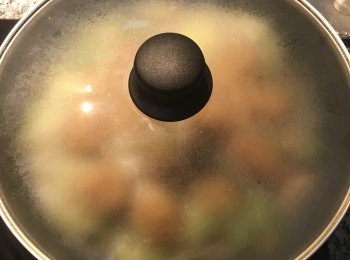 step14: 蓋鍋蓋小火燜煮10分鐘；