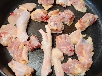 step2: 開中火把雞件乾煎，把雞皮的油都逼出來，把表皮煎到金黃。