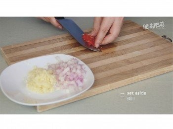 step4: 把蔥頭, 蒜頭和辣椒切碎