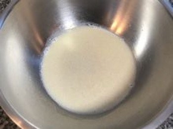 step1: 牛奶中加入糖、鹽、酵母略拌勻；