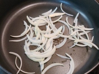 step5: 下油燒熱鍋，加入洋蔥炒至軟。