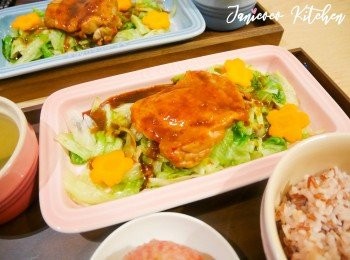 step2: 開火熱鍋（可以不加油)，雞皮朝下煎到金黃色，倒入調味料並合上蓋。再翻面煎<a href="https://bit.ly/2ZxapeY" target="_blank" data-keyword="雞扒" class="guide-link"><strong>雞扒</strong></a> <span style="display:inline-block;vertical-align:middle;margin-top:-3px;color:initial;border-radius:3px;padding:2px 3px;font-size:12px;line-height:14px;background:#87d300;color:#fff;">即買</span> 至金黃色，如喜歡有照燒汁可以加一點水，最後煮到醬汁濃稠收汁。最後可加一點白芝麻在<a href="https://bit.ly/2ZxapeY" target="_blank" data-keyword="雞扒" class="guide-link"><strong>雞扒</strong></a> <span style="display:inline-block;vertical-align:middle;margin-top:-3px;color:initial;border-radius:3px;padding:2px 3px;font-size:12px;line-height:14px;background:#87d300;color:#fff;">即買</span> 上會更好看呢！