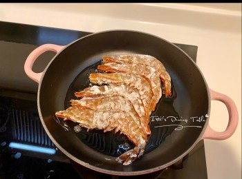 step5: 中火炒香乾蔥、蒜頭碎，放入大蝦和蔥段，加入<span class="group_2">大蝦調味</span>料炒3分鐘，再在鍋邊灒入紹興酒