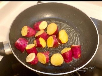 step2: 番薯抹乾水份，平底鍋下一茶匙油，加入番薯炒2分鐘