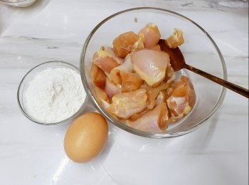 step2: 將蒜頭、乾蔥、紅青椒切粒備用，預備醬汁，將茄汁、 糖、鹽、粟粉、水一齊攪 勻備用