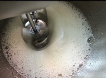 step10: 起大泡就可以分兩次加入砂糖