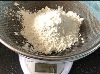step3: 可可粉和油融合後，篩入55克低筋麵粉，氣氛底方式攪至沒有粉粒