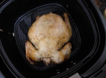 step6: 取出，將春雞反轉，200度氣炸15分鐘至金黃色