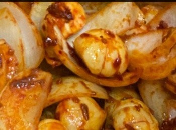 step8: 放入紅燒牛肉香料包、日本豉油及冰糖，中大火煲滾，蓋上煲蓋，轉小火，煮約45分鐘，熄火，不要打開煲蓋，焗45分鐘(重覆2次)；