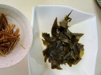 step1: 綠豆浸透4小時瀝乾水份備用，米清洗用水浸透明4小時瀝乾水份備用，果皮浸透切絲備用，臭草清洗乾淨取出葉子備用，海帶清洗切絲備用