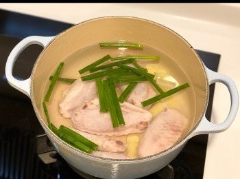 step10: <a href="https://bit.ly/3zHU5V3" target="_blank" data-keyword="雞翼" class="guide-link"><strong>雞翼</strong></a> <span style="display:inline-block;vertical-align:middle;margin-top:-3px;color:initial;border-radius:3px;padding:2px 3px;font-size:12px;line-height:14px;background:#87d300;color:#fff;">即買</span> 、薑、蔥段和1湯匙玫瑰露酒放入開水，小火煮滾，繼續小火煮10分鐘後，關火合蓋焗5分鐘