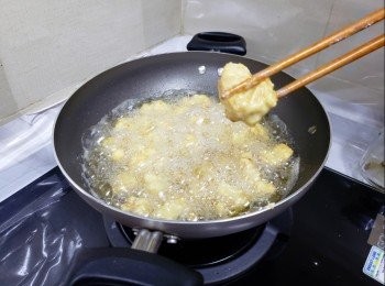 step3: 醃好雞球加入雞蛋麵粉一齊攪勻，開鑊落油，等油温熱，就可以放雞球落去炸，炸到金黄色後撈起，因為想佢脆d, 所以再回鑊炸多一次，之後撈起備用