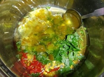 step2: 將<span class="group_2">調味汁</span>料：指天椒1隻切碎(喜歡辣可以用2隻),柚子蜜4一5湯匙，魚露2湯匙，白米醋2湯匙，青檸1個取汁，芫荽1棵切碎，全部拌勻，再試味，可自行加味份量，再加入已經放涼的蓮藕片拌勻雪凍即可