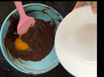 step5: 最後一隻蛋都加入攪勻之後放著備用，開始預熱焗爐