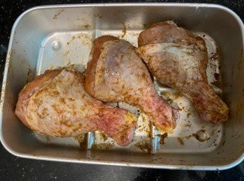 step2: 將所有醃料撈勻雞腿，放入雪櫃冷藏3小時以上