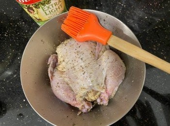 step4: 從雪櫃取出春雞，掃上橄欖油