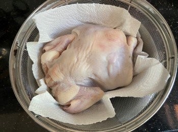 step2: 抹乾春雞內外水份