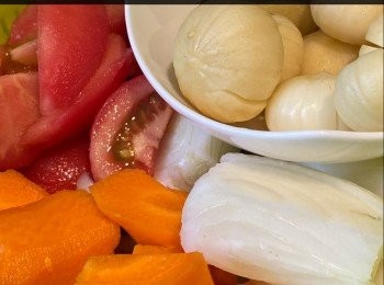 step4: 洋蔥切件；番茄去皮切件；甘荀去皮滾刀切；蒜頭略拍。