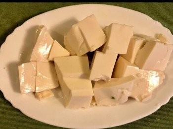 step1: 將豆腐切成小塊備用。