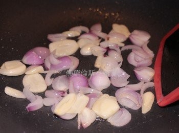 step3: 原鑊爆香蒜片及乾蔥