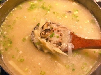 step8: 最後撒入蔥花與芹菜珠滾ㄧ下即可。