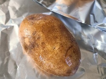 step3: 焗薯先用刷子清潔好薯仔的表皮，將少許油擦在馬鈴薯表面上。