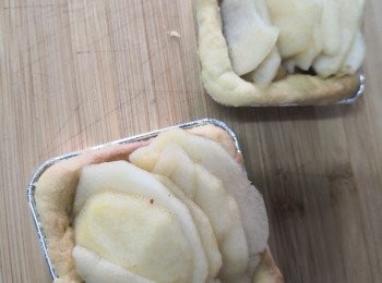 step2: 將各半個青及紅蘋果切片加入糖去煮軟放撻面備用,另外一半切粒加糖及檸檬汁煮成果醬切入撻內做餡