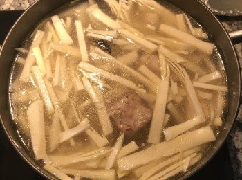 step6: 加入清水高湯及香菇水大火煮滾後轉小火；